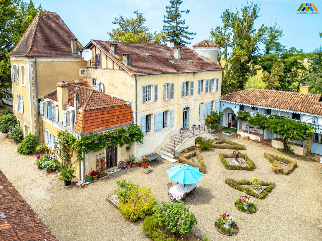 Chateau in Sainte-Colombe, Nouvelle-Aquitaine, France 1 - 17924770