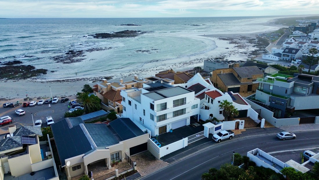 House in Bloubergstrand, Cape Town, South Africa 1 - 18441585