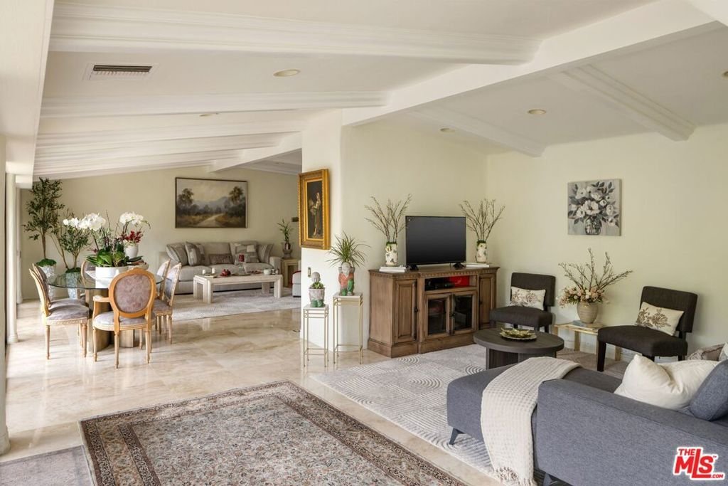 Condo in Los Angeles, California, United States 3 - 18439142