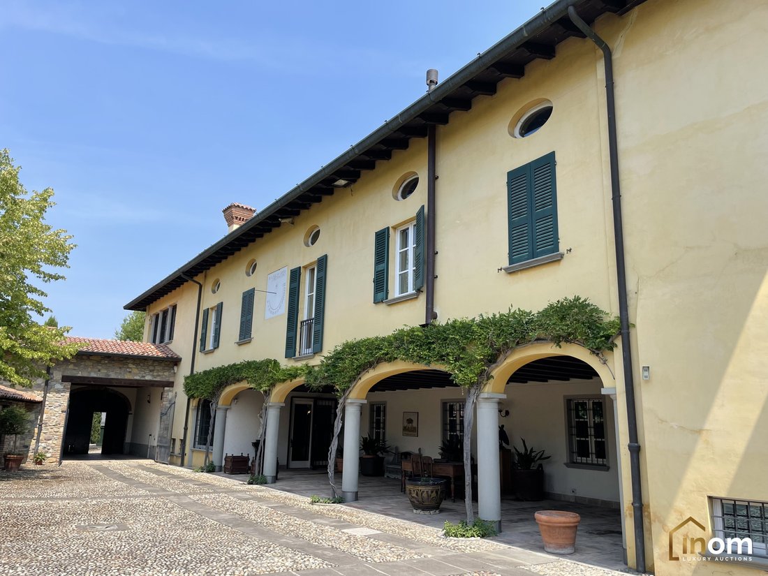 Estate in Adro, Lombardy, Italy 2 - 18445474