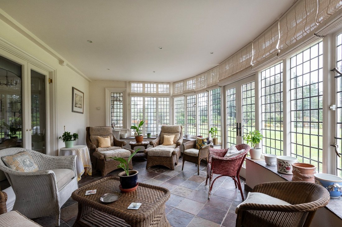 House in Charleshill, England 5 - 18446601