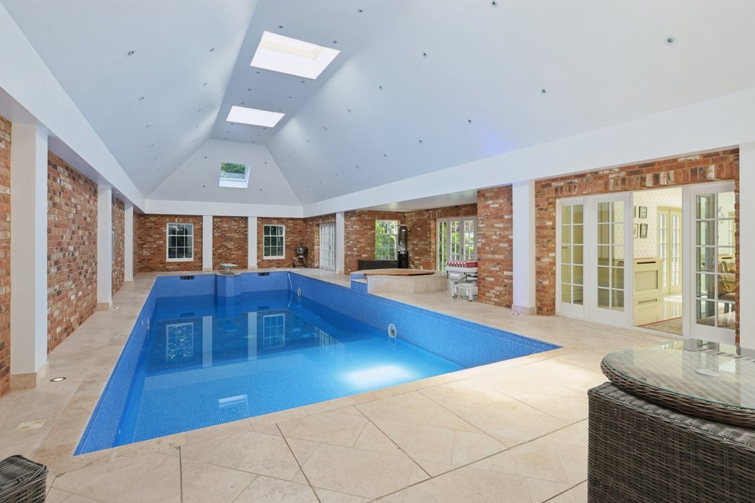 House in Oxshott, Elmbridge, England 5 - 18447410