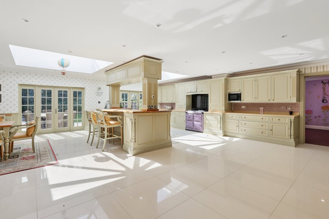 House in Oxshott, Elmbridge, England 2 - 18447410