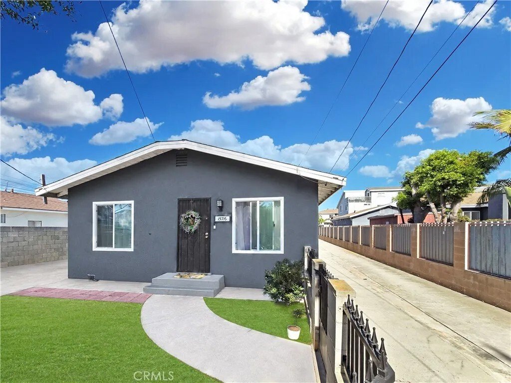 Lawndale, California, United States 1 - 18442969