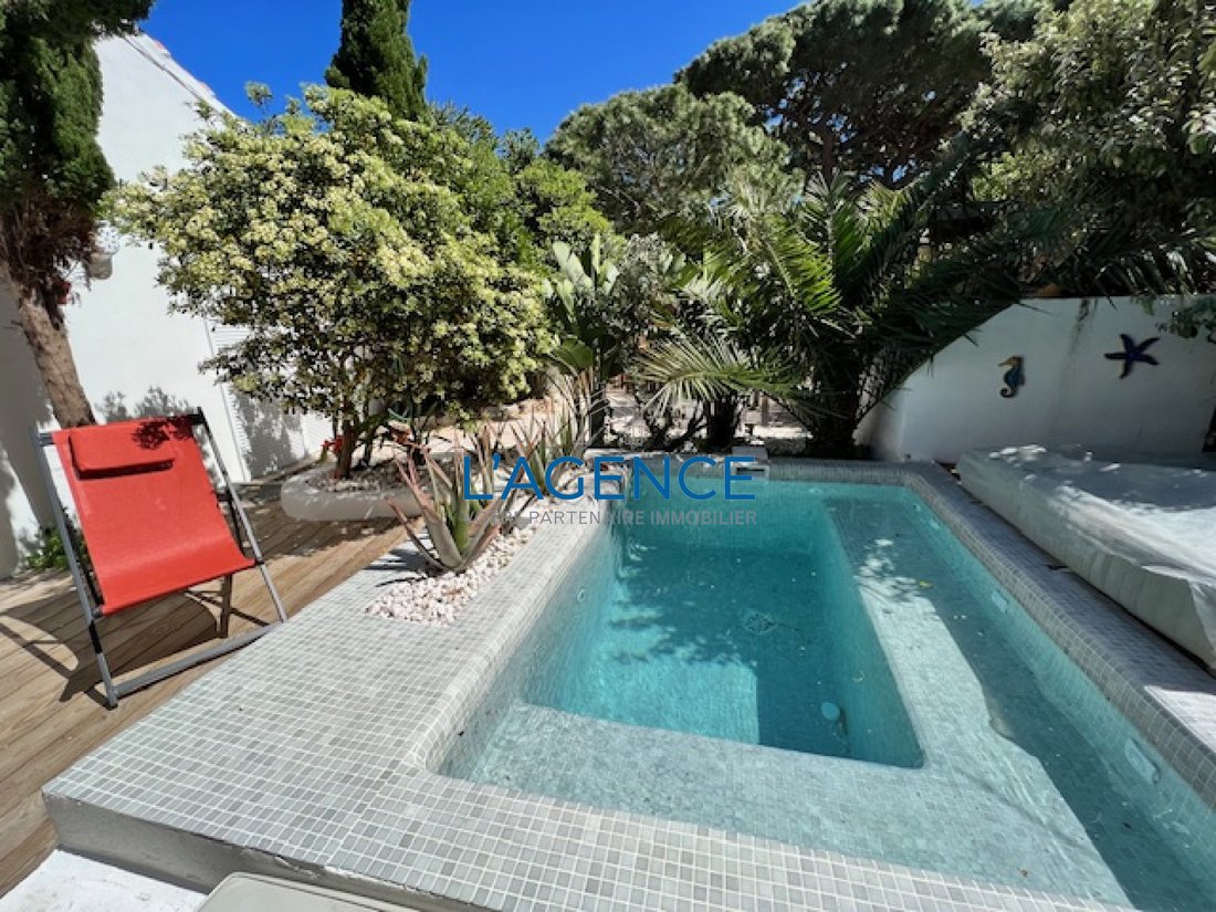 House in Hyeres, Provence-Alpes-Côte d'Azur, France 1 - 18449812