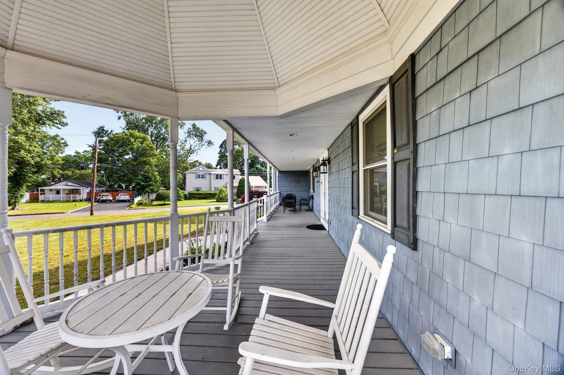House in Nesconset, New York, United States 4 - 18450865