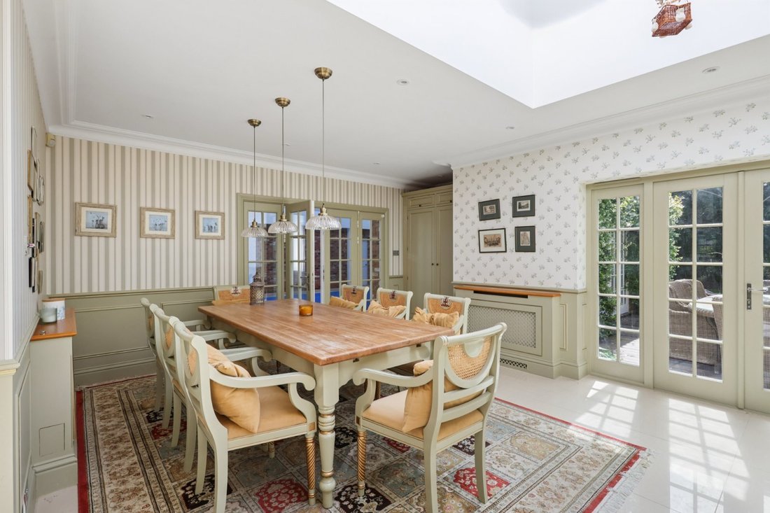 House in Oxshott, Elmbridge, England 3 - 18447410