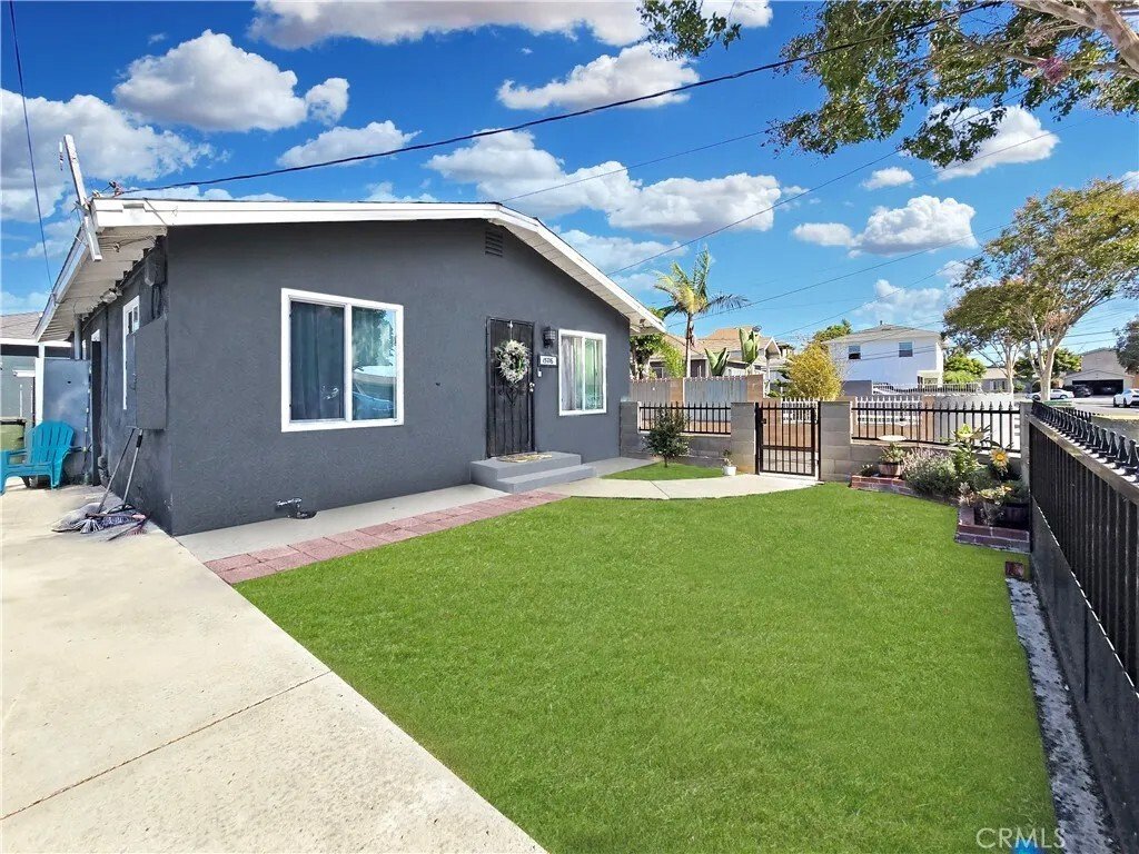 Lawndale, California, United States 2 - 18442969
