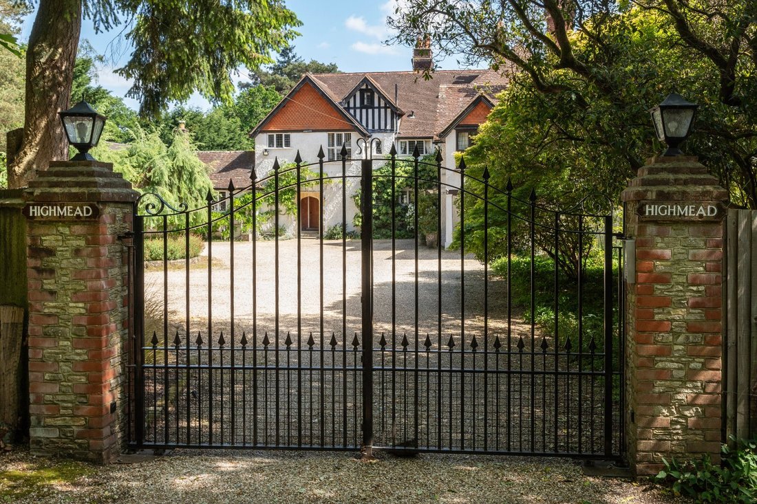 House in Charleshill, England 1 - 18446601