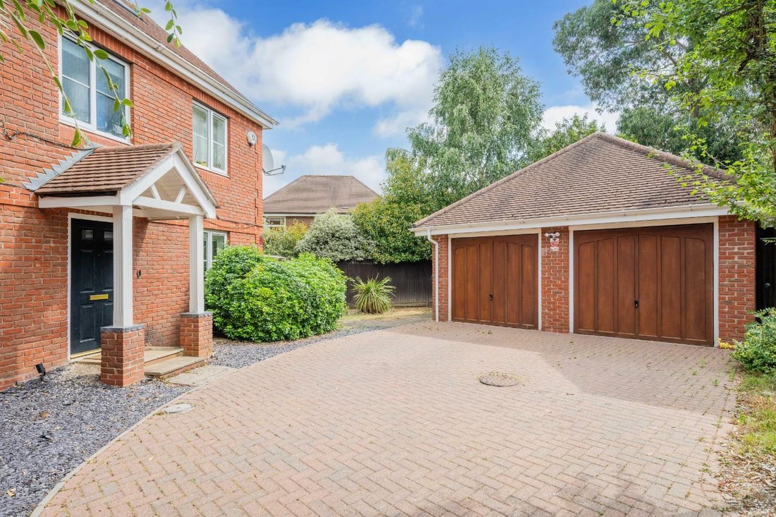 House in Epsom and Ewell, England 1 - 18448993