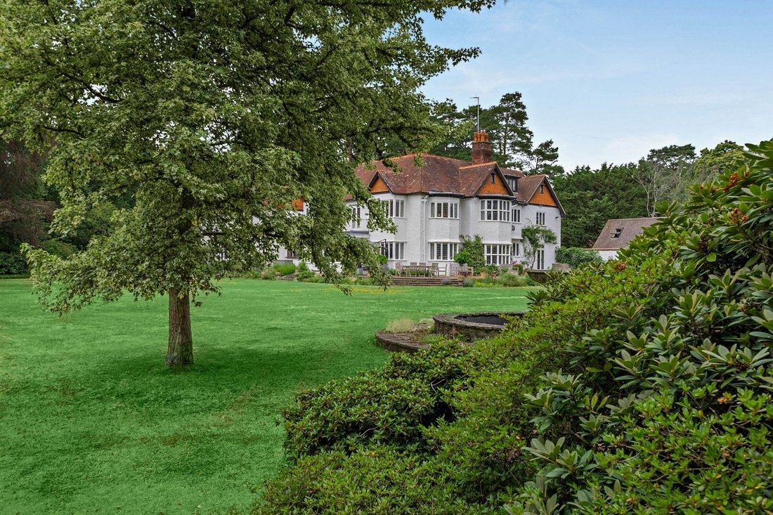 House in Charleshill, England 3 - 18446601