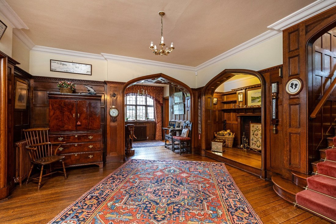 House in Charleshill, England 2 - 18446601