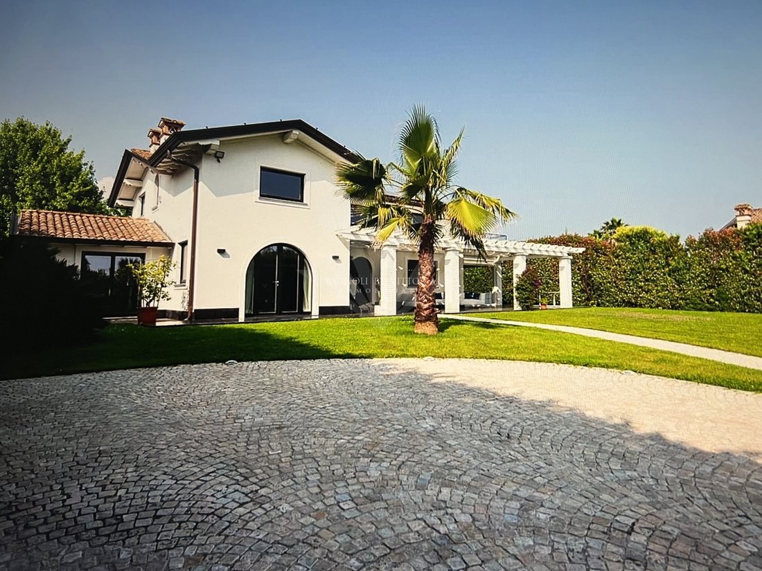 Villa in Tonfano, Pietrasanta, Italy 1 - 18446224