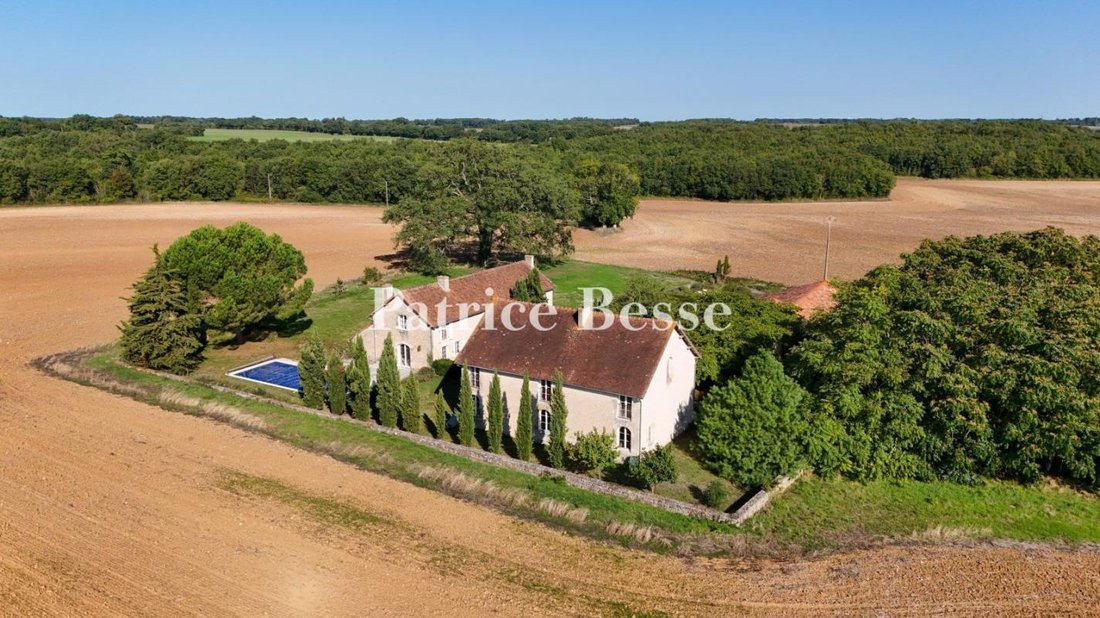 Farm Ranch in Poitiers, Nouvelle-Aquitaine, France 1 - 18449434