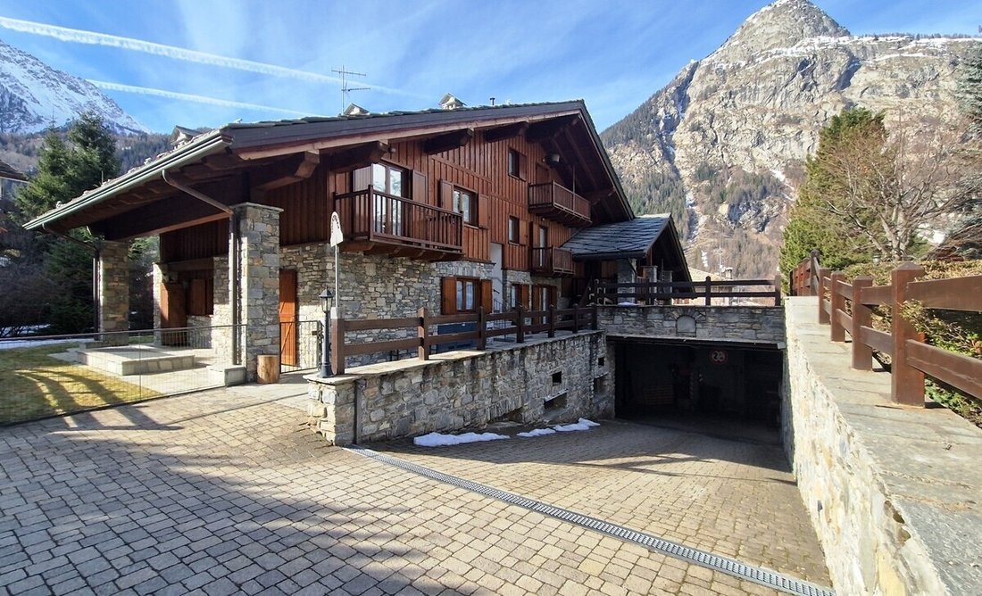 Chalet in Courmayeur, Aosta Valley / Vallée d'Aoste, Italy 1 - 18446159