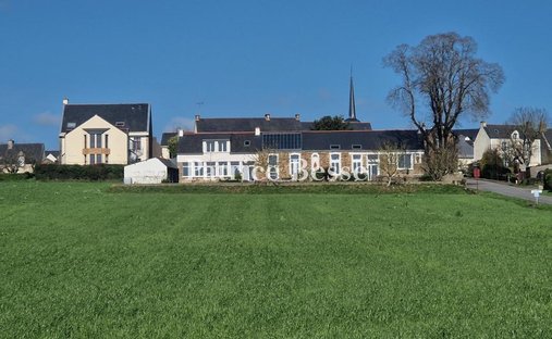 House in Centre-Le Port, Saint-Jean-la-Poterie, France 1