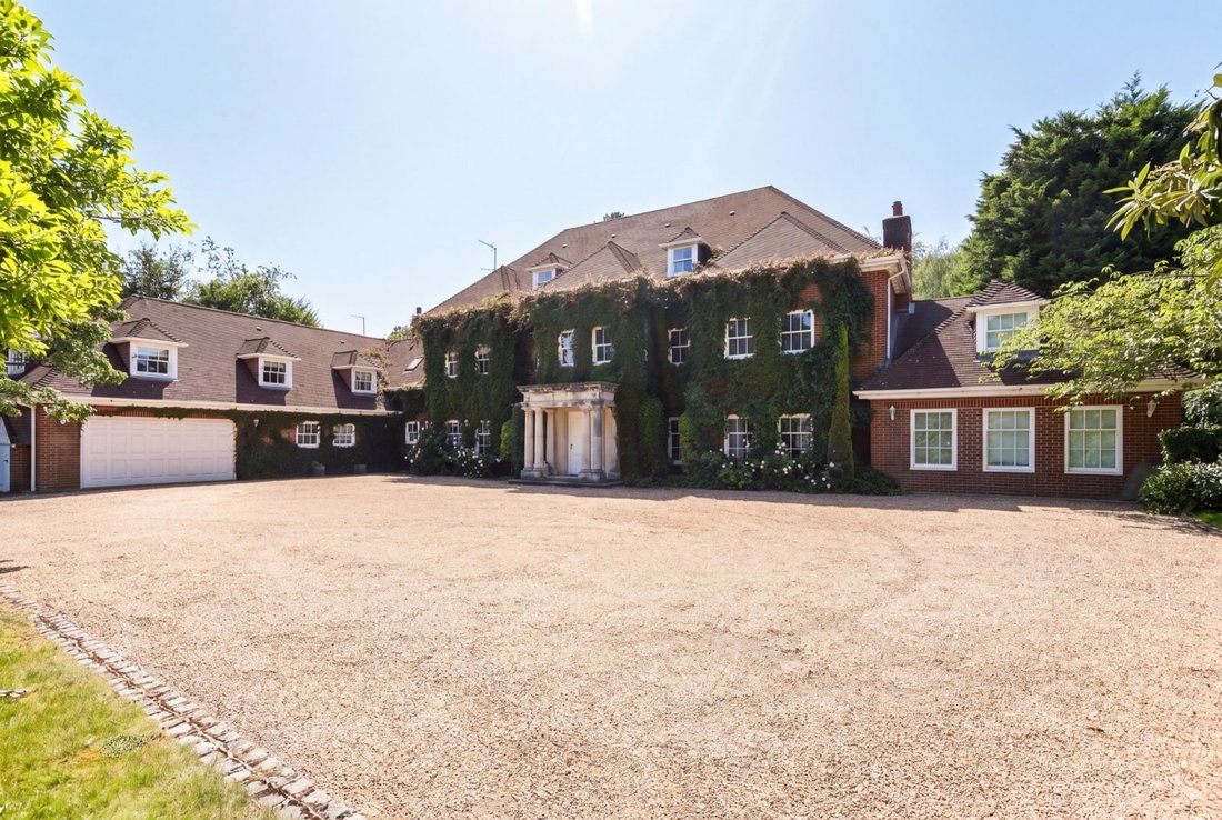 House in Oxshott, Elmbridge, England 1 - 18447410