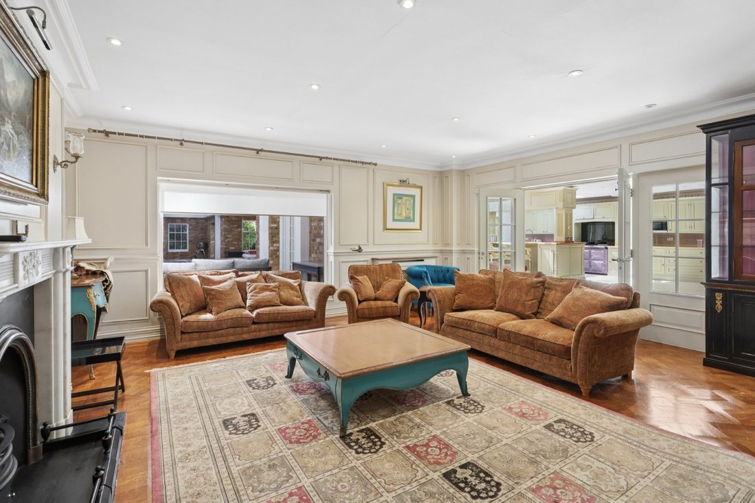 House in Oxshott, Elmbridge, England 4 - 18447410