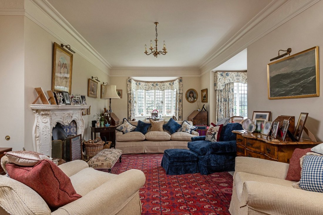 House in Charleshill, England 4 - 18446601