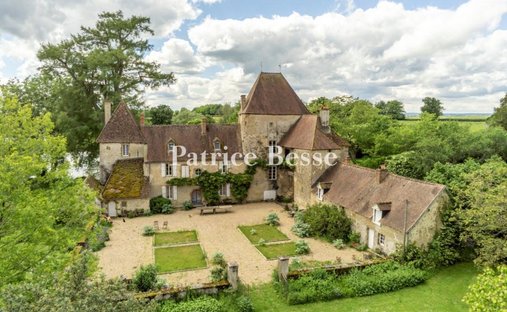 Schloss in Chatillon-en-Bazois, Bourgogne-Franche-Comté, Frankreich 1