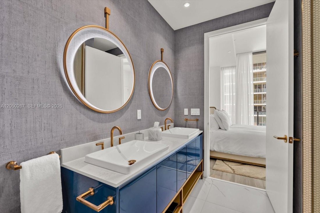 Condo in Miami, Florida, United States 5 - 18451263