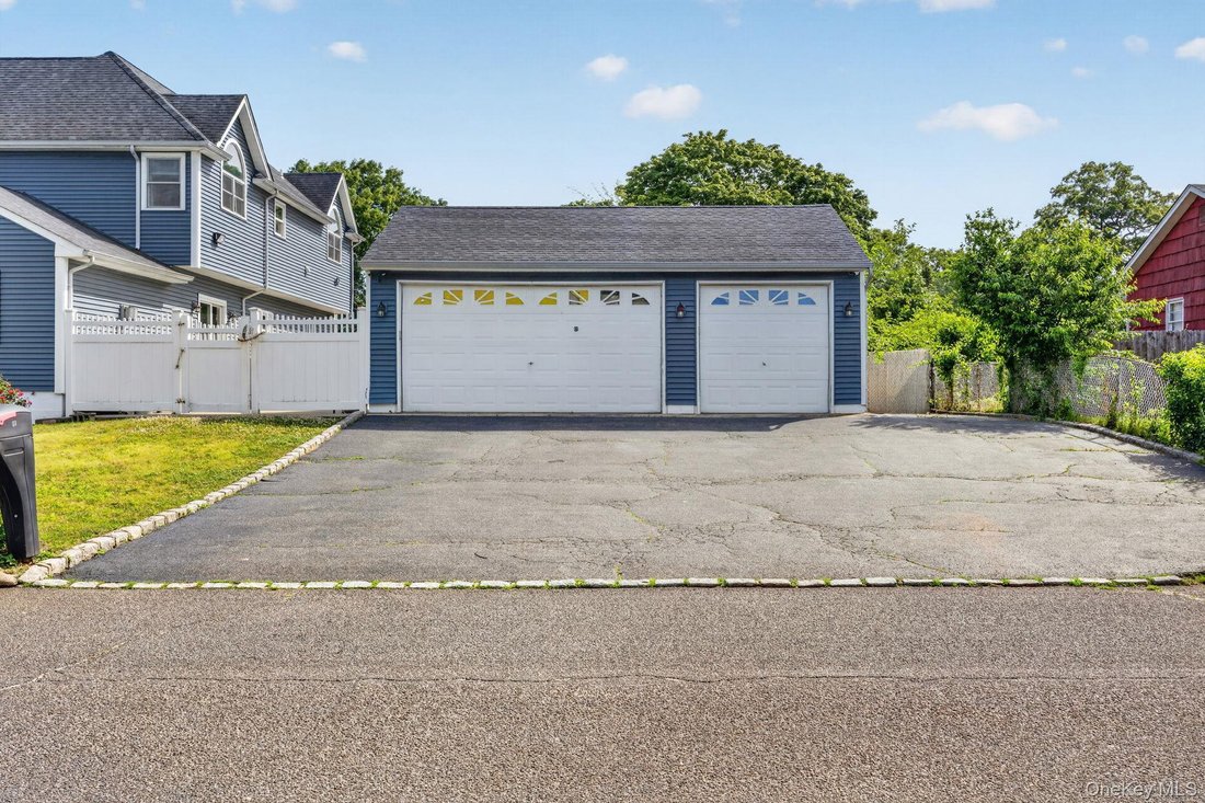 House in Nesconset, New York, United States 2 - 18450865