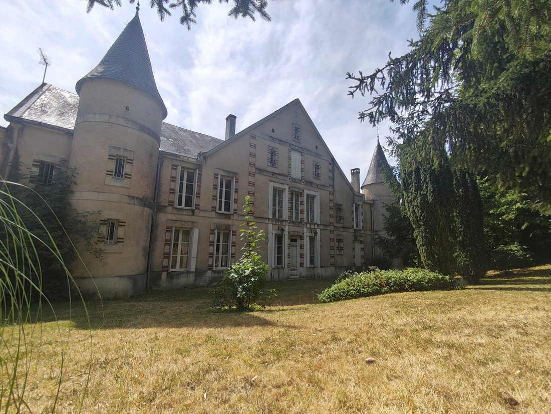 Estate in Chasseneuil-sur-Bonnieure, Nouvelle-Aquitaine, France 1 - 18452531