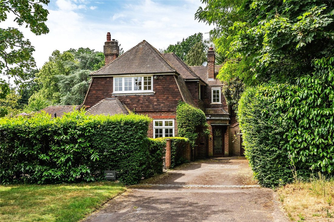 House in Maybury, Woking, England 2 - 18446092