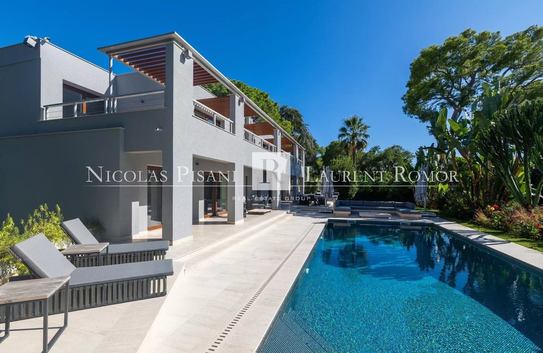 Villa in Saint-Jean-Cap-Ferrat, Provence-Alpes-Côte d'Azur, France 1 - 18449770