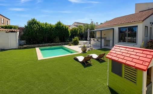 House in Le Charrel-Camp Major-Saint Mître, Aubagne, France 1