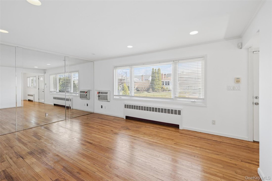 House in Syosset, New York, United States 2 - 18451358