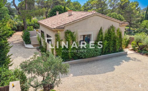 House in Est-Repentance-Les Trois Bons Dieux, Aix-en-Provence, France 1