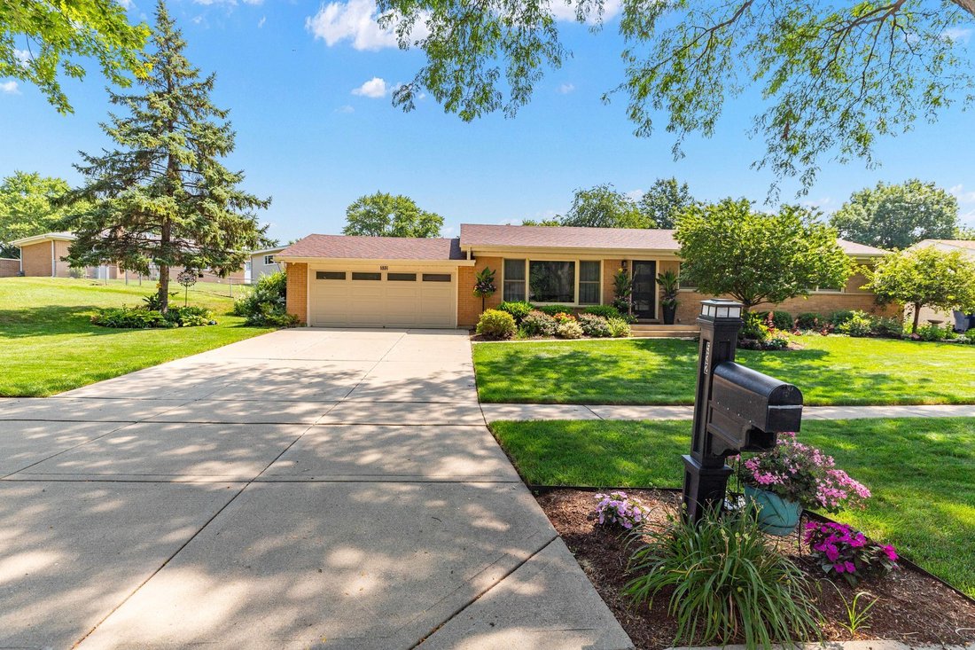 House in Schaumburg, Illinois, United States 3 - 18450636