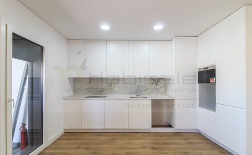 Apartment in Santo António dos Cavaleiros, Lisbon, Portugal 1