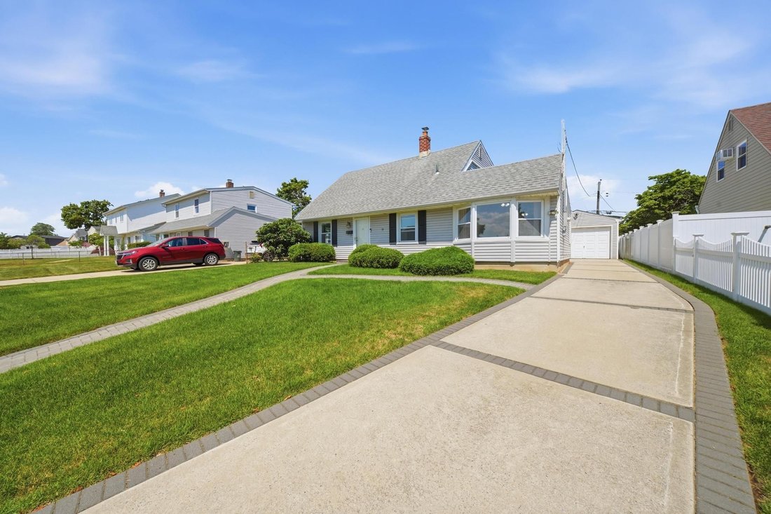 House in Levittown, New York, United States 1 - 18447749