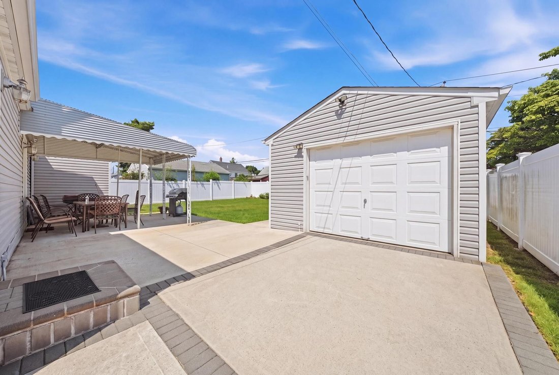 House in Levittown, New York, United States 4 - 18447749