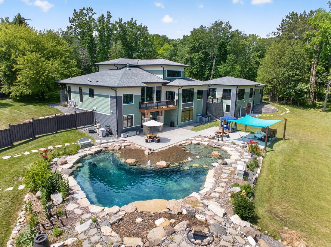 House in Waukesha, Wisconsin, United States 1 - 18447564