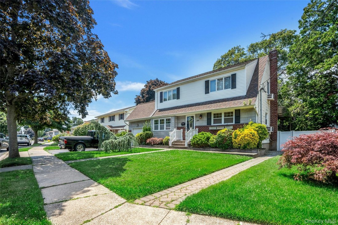 West Babylon, New York, United States 2 - 18451351