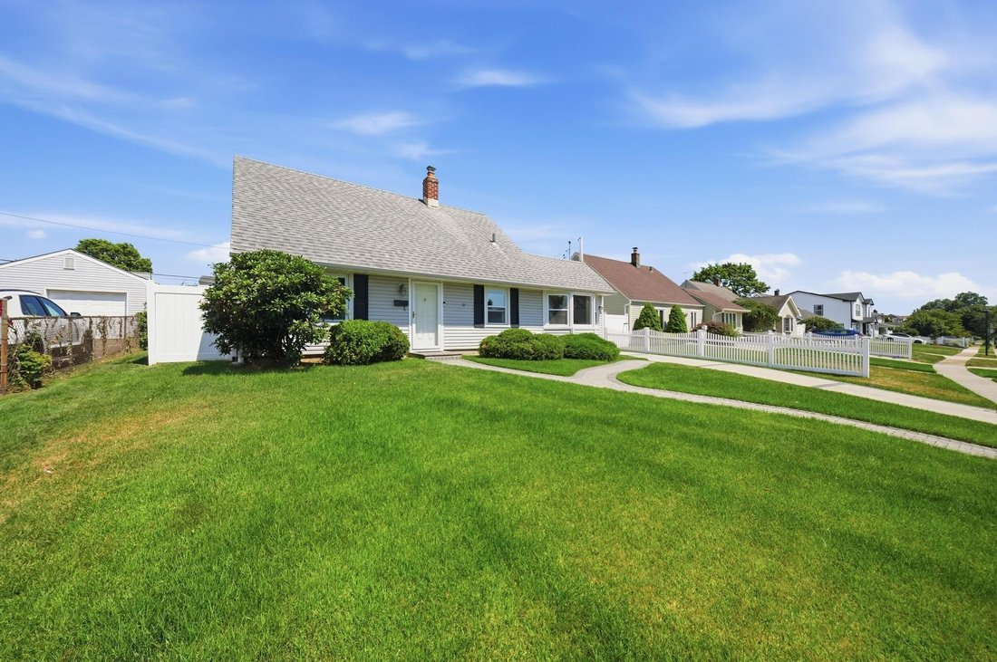 House in Levittown, New York, United States 3 - 18447749