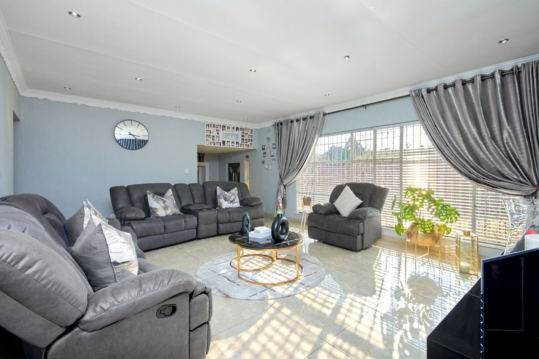 House in Discovery, Gauteng, South Africa 5 - 18448414