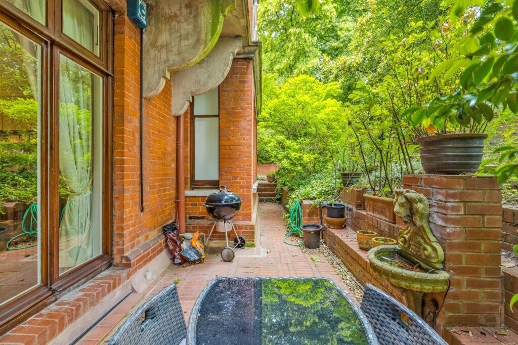 Apartment in Swiss Cottage, Camden, England 3 - 18446105