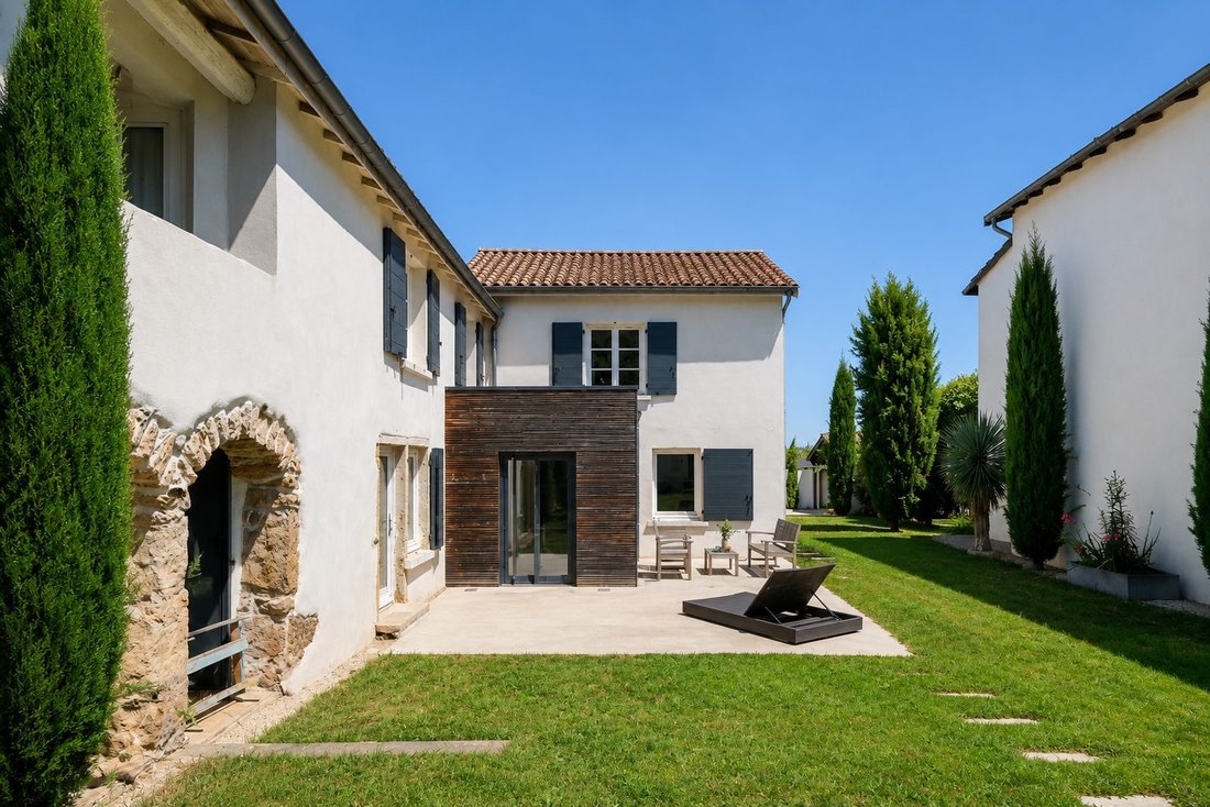House in Saint-Genis-les-Ollieres, Auvergne-Rhône-Alpes, France 1 - 18452477