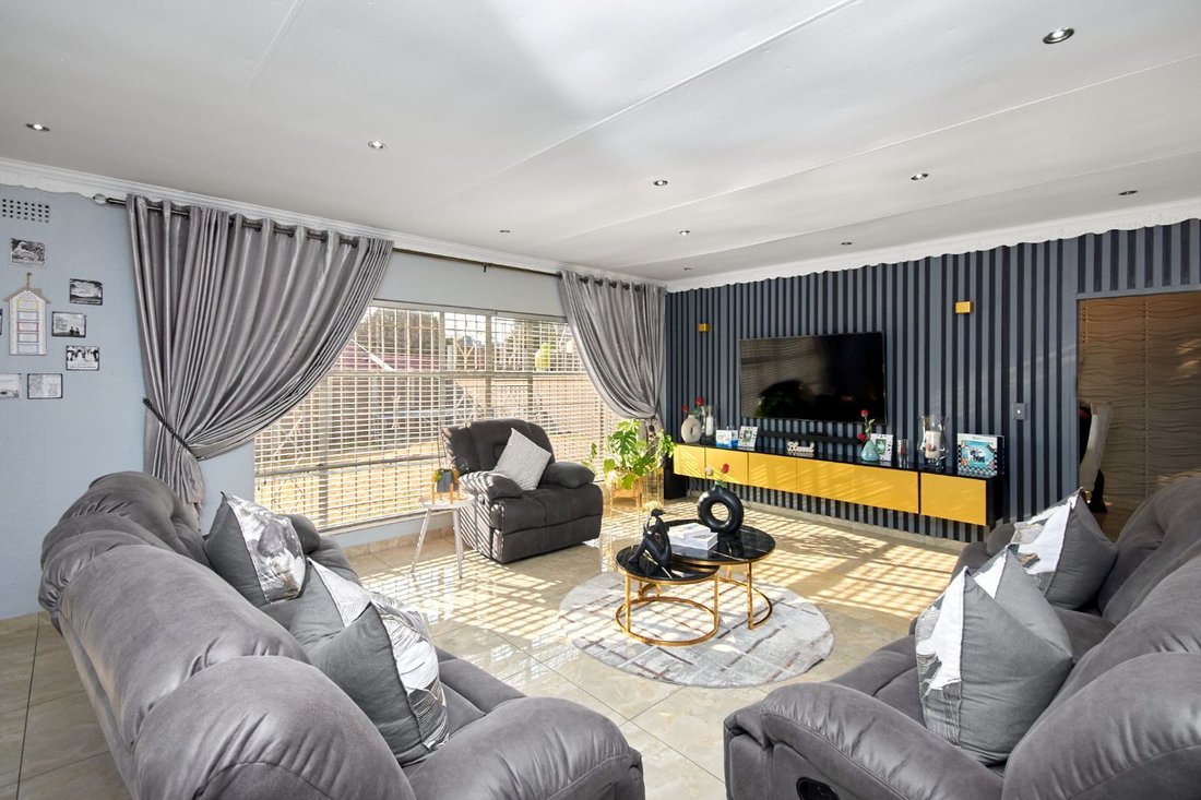 House in Discovery, Gauteng, South Africa 4 - 18448414