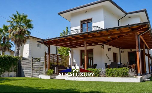 Villa in Vittoria Apuana, Forte dei Marmi, Tuscany 1