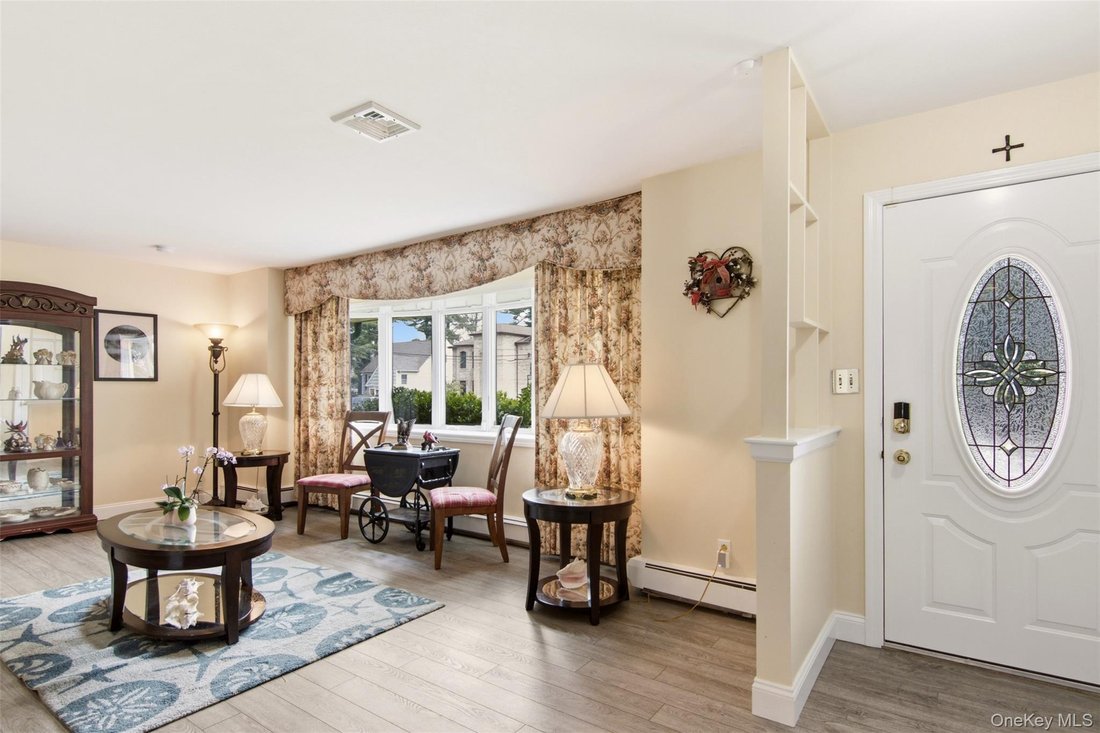House in Syosset, New York, United States 5 - 18446341