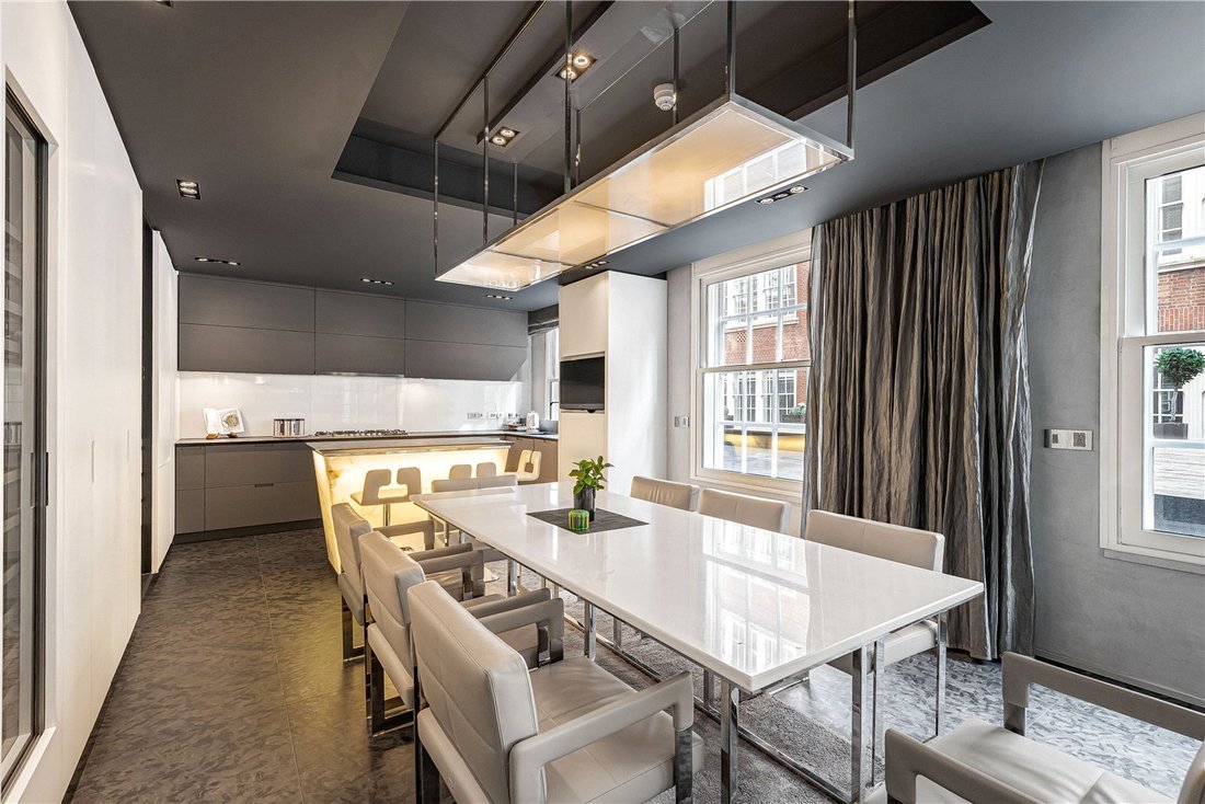 Apartment in Mayfair, Westminster, England 3 - 18447429