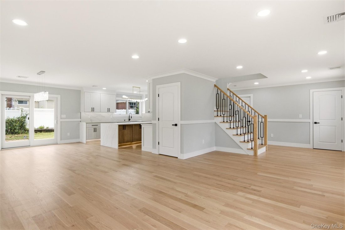 House in Syosset, New York, United States 5 - 18446335