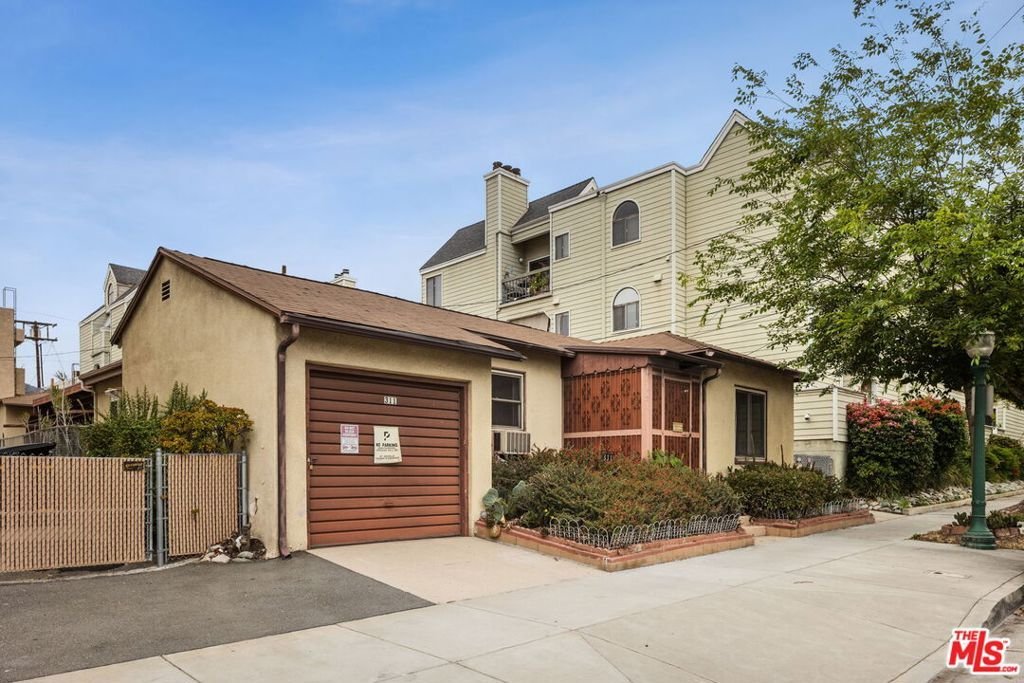 Glendale, California, United States 1 - 18449848