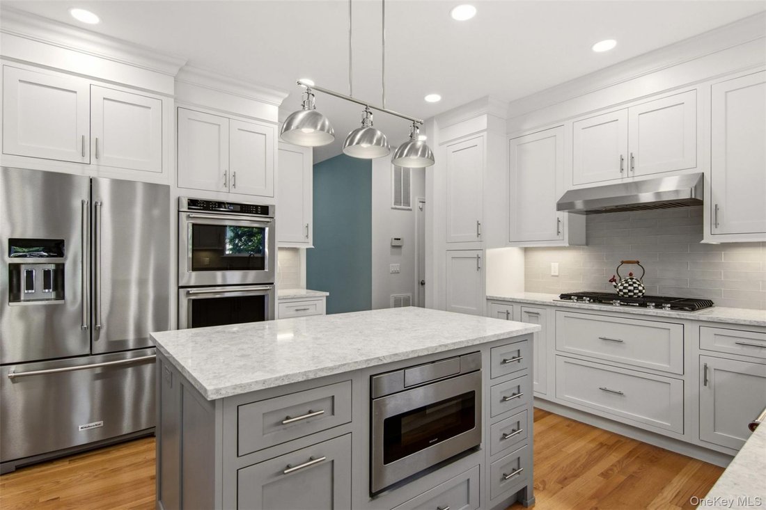 House in Commack, New York, United States 5 - 18452227