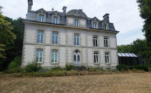 House in Centre-Le Port, Saint-Jean-la-Poterie, France 1
